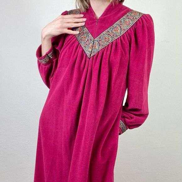 Vintage Vanity Fair Red Violet Embroidered Maxi Housecoat Robe w/Pockets Size M - Picture 2 of 8